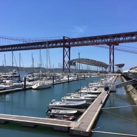 Near The River 3 Bedrooms Flat, With Ac For 9