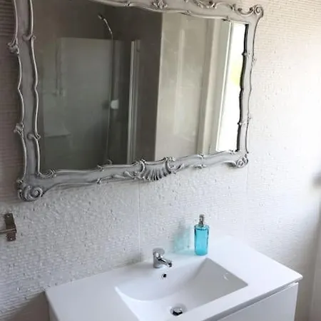 Near The River 3 Bedrooms Flat, With Ac For 9 Apartment *