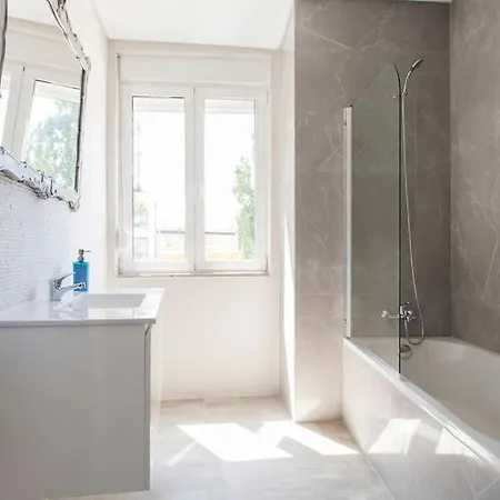 Near The River 3 Bedrooms Flat, With Ac For 9 *