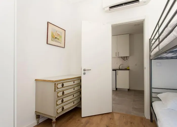 Near The River 3 Bedrooms Flat, With Ac For 9