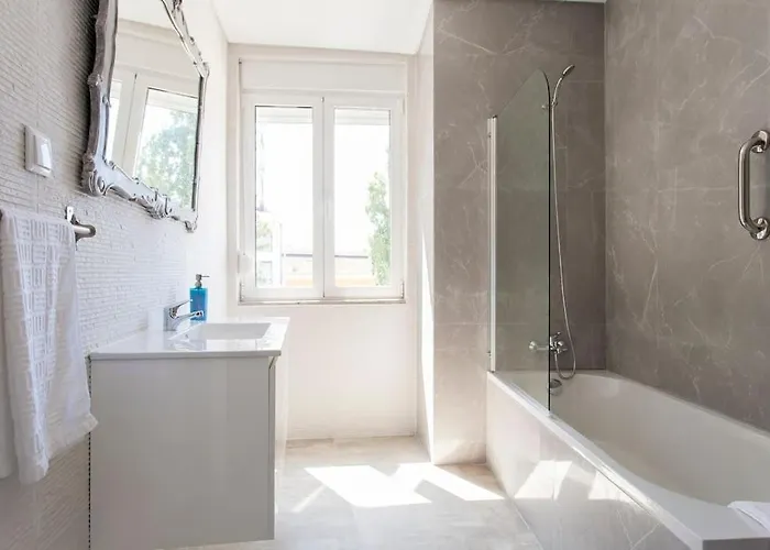 Near The River 3 Bedrooms Flat, With Ac For 9 *